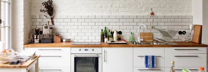 Moderne Küche mit weißen Schränken